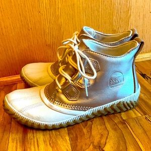 Sorel Out N About Plus boots 7.5 waterproof leather boots metallic gold ivory